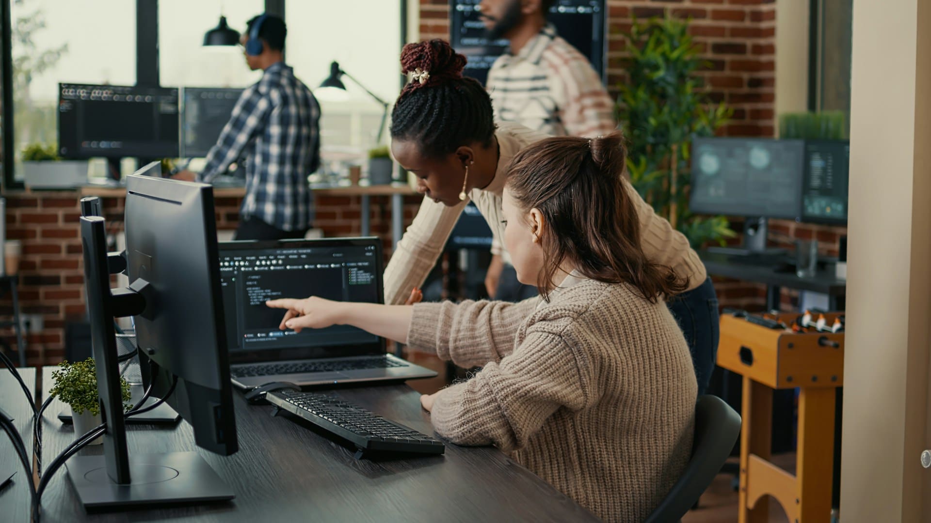 Overcoming Cloud Migration Challenges IT professionals office